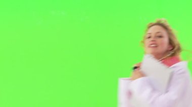 Kadın doktor pano ve steteskopla çerçeveye çarpıyor.