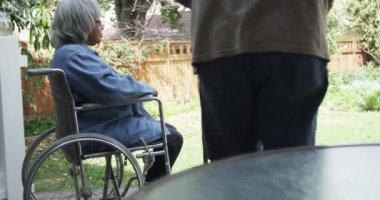 Mutlu kıdemli Afrikalı çift birlikte oturup kahve içiyor.