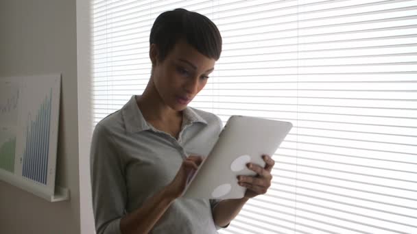 Schwarze Geschäftsfrau Mit Tablet Computer — Stockvideo