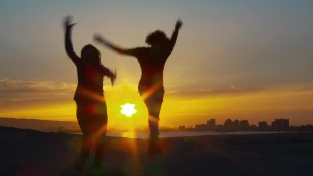 Două Femei Prietene Alergând Spre Cameră Apusul Soarelui — Videoclip de stoc