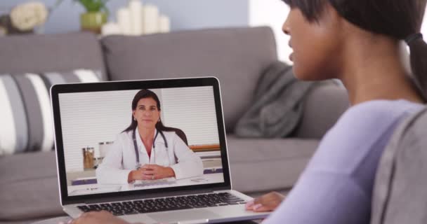 Černá Žena Video Chatování Lékařem Notebooku — Stock video