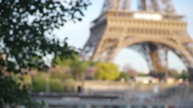 Paris 'teki Seine Nehri' nin karşısındaki Eiffel Kulesi 'ni kapat. Tarihi Fransız anıtının odak alanı dışında