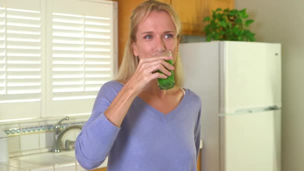 喝鲜果汁的成熟女人 — 图库视频影像