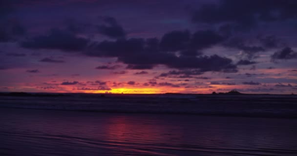 Fokus Bakgrundsplatta Djup Lila Och Orange Solnedgång Stranden Costa Rica — Stockvideo