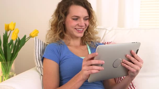 Beyaz Kadın Internetten Alışveriş Yapıyor — Stok video