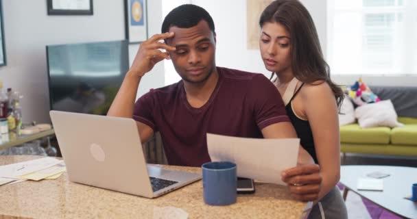 Casal Millennial Sentado Balcão Cozinha Olhando Sobre Contas Empréstimo Estudantil — Vídeo de Stock