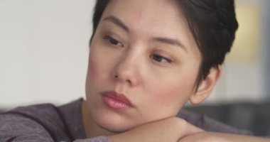 Masada düşünen güzel bir Çinli kadın.