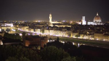 Floransa İtalya 'daki Arno Nehri üzerindeki şehir gece lambalarının güzel manzarası. Medici Kulesi ve Duomo 'nun gece görüntüsü.