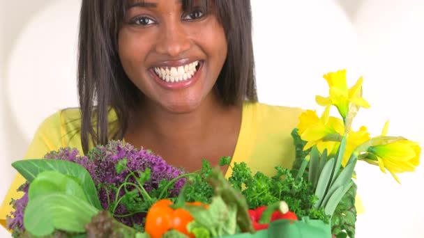 Mujer Africana Feliz Sosteniendo Comestibles — Vídeo de stock