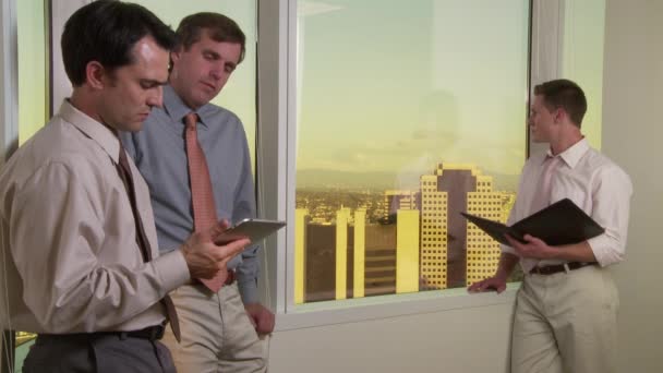 Бизнесмены Работающие Выглядывающие Окно Офиса — стоковое видео