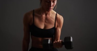 Güçlü, sağlıklı kadın ağırlık kaldırıyor.