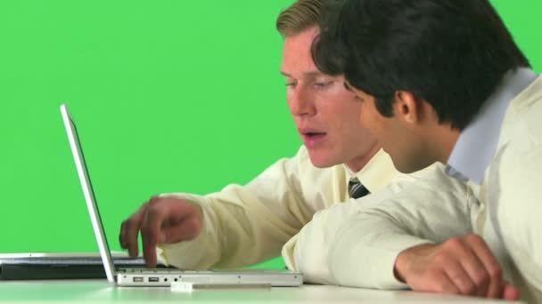 Yeşil Ekranda Masa Başında Çalışan Işadamları — Stok video