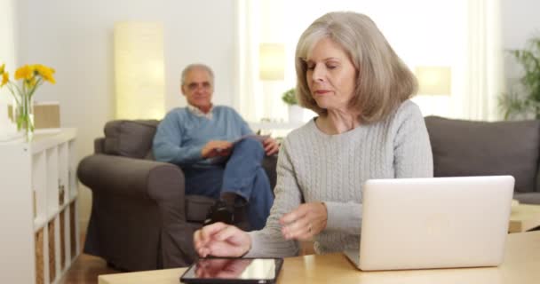 Adulti Anziani Che Utilizzano Dispositivi Elettronici Casa — Video Stock
