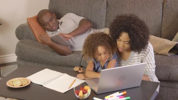 Família Afro Americana Fazendo Lição Casa Com Laptop — Vídeo de Stock