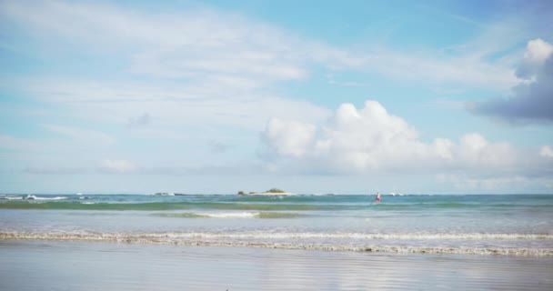 Hintergrundteller Von Zwei Touristen Beim Paddeln Tropischen Strand Szenische Tagesaufnahme — Stockvideo