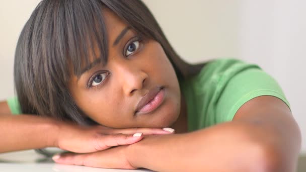 コンテンツ黒人女性は机の上に眠る — ストック動画