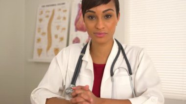 Afrikalı Amerikalı doktorla görüntülü konuşma