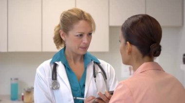 kadın doktor hasta ile konuşmak