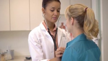 kadın doktor hasta ile konuşmak