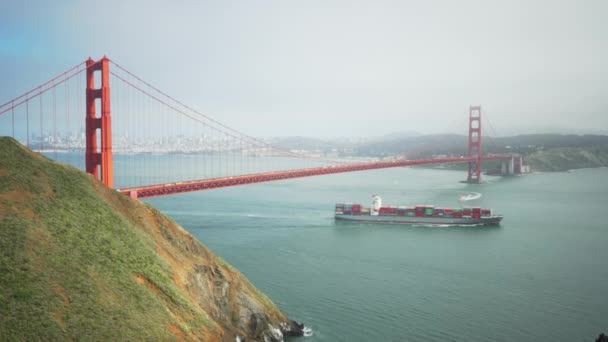 Vrachtschip Passeert Onder San Francisco Golden Gate Bridge Vaartuig Baai — Stockvideo