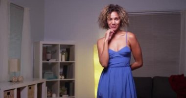 Mavi elbiseyle dans eden siyah kadın.