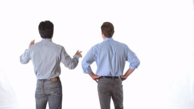 İş adamları günlük kıyafetlerle konuşuyor.