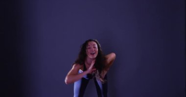 Stüdyoda dans eden melez bir kadın.