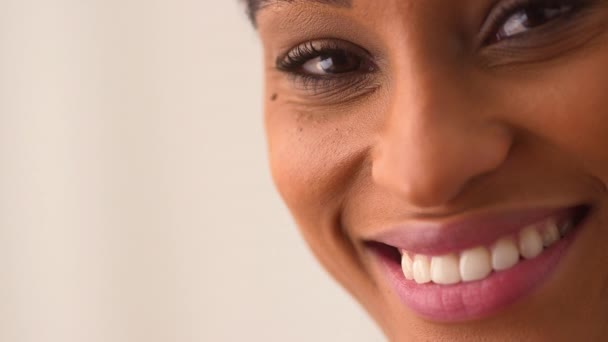 Close Mulher Afro Americana Sorridente — Vídeo de Stock