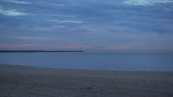 Pôr Sol Nublado Uma Praia Califórnia Com Molhe Perturbando Oceano — Vídeo de Stock