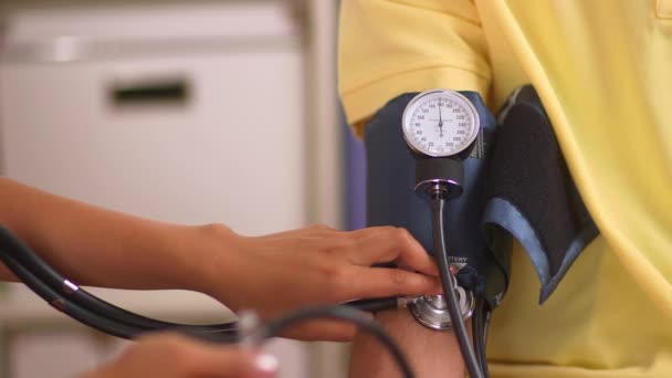 Enfermeira Hispânica Verificar Pressão Arterial Paciente — Vídeo de Stock