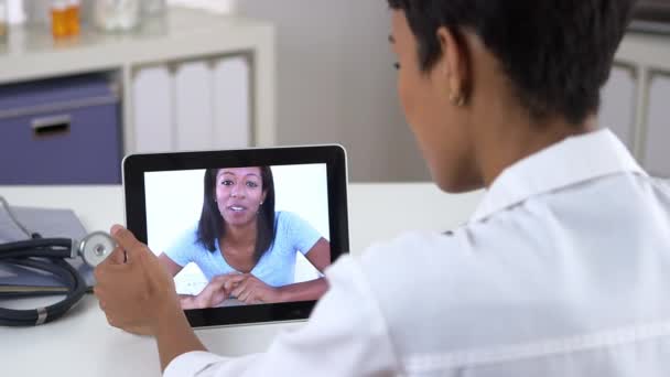 Africký Americký Žena Video Chatování Lékařem Ipad — Stock video