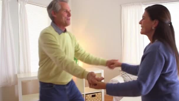 老人は家で踊る — ストック動画