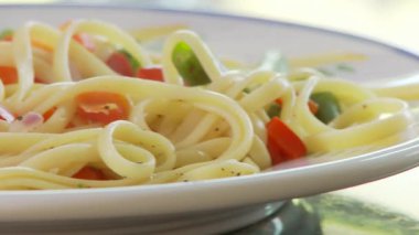 Bir tabak buharlı makarna primavera.