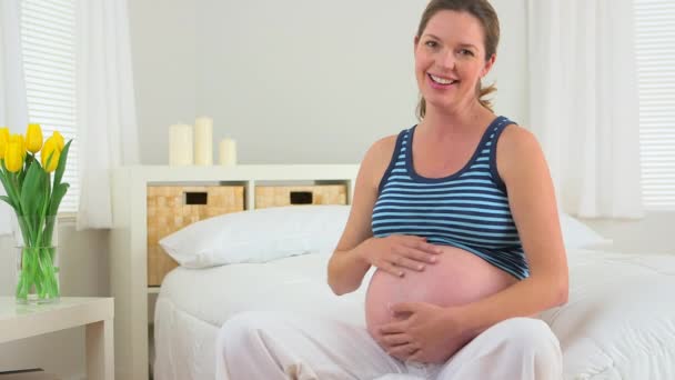幸せな妊娠中の女性の肖像画 — ストック動画