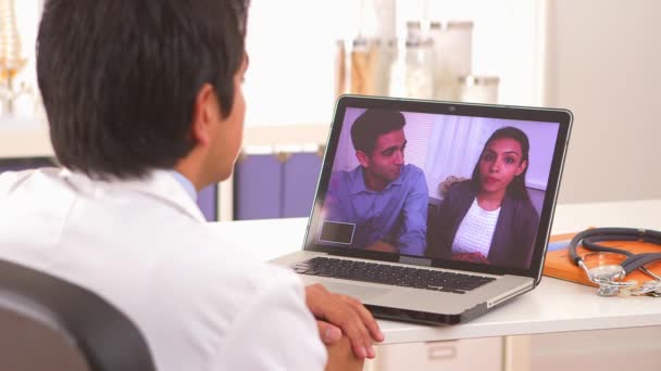 Casal Mexicano Conversando Com Seu Médico Webcam — Vídeo de Stock