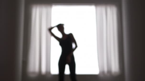 Εκτός Εστίασης Γυναίκα Χορεύει Μπροστά Από Παράθυρο — Αρχείο Βίντεο