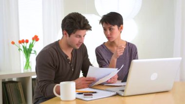 Karışık ırk çiftleri faturalarını ödüyor.