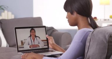 Afrikalı kadın doktorla internetten sohbet ediyor.