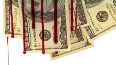 100 dolarlık banknotlardan oluşan bir gruba kan damlıyor.