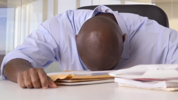 스트레스를 아프리카 미국인 사업가가 책상에서 머리를 부딪쳤다 — 비디오