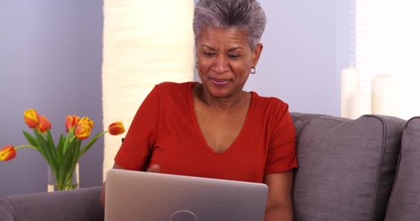Afrikanische Großmutter Lacht Und Spricht Laptop — Stockvideo