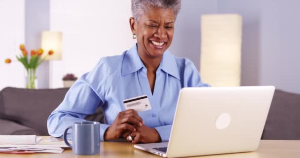 Feliz Madura Africana Mujer Aprobada Con Nueva Tarjeta Crédito — Vídeos de Stock