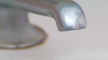 Lavabo musluğunu kapat. Hızlı damlat.