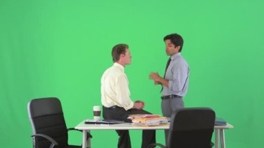 İş adamları yeşil ekranda konuşuyor