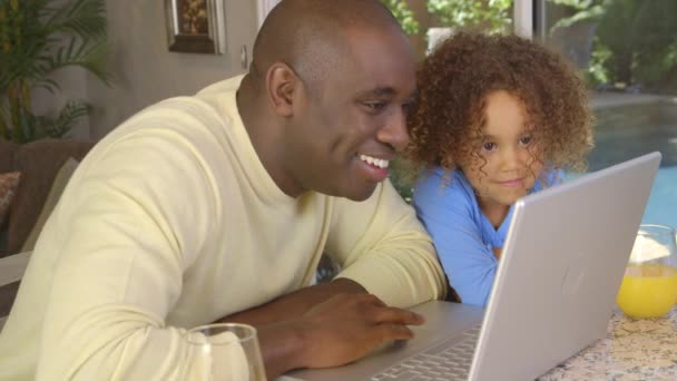 アフリカ系アメリカ人の父親と娘がラップトップを使って — ストック動画