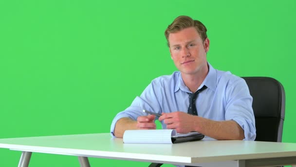 Säker Affärsman Sitter Vid Sitt Skrivbord Greenscreen — Stockvideo