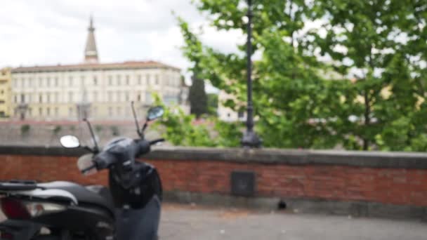 在佛罗伦萨的欧洲街头场景的潘宁镜头 停放在砖墙栏杆前的机动脚踏车的失真图像 — 图库视频影像