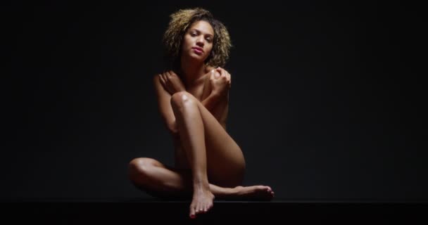 Nudo Donna Africana Seduta Sul Piedistallo — Video Stock