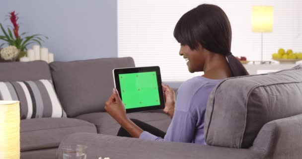 Schwarze Frau Spricht Mit Tablet — Stockvideo