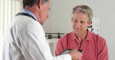 Eski hastayla konuşmak kıdemli doktor